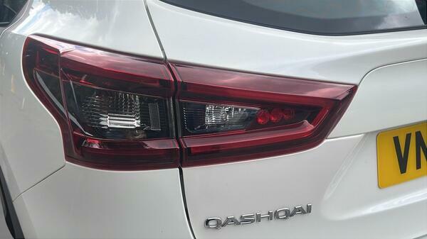 Nissan Qashqai 1.3 Dig-t Acenta Premium Suv Eur VN69VTZ White #5