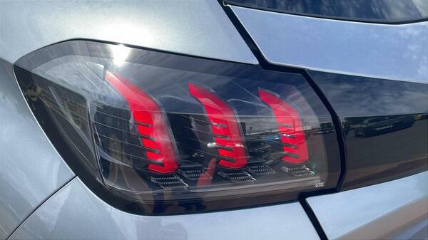 Peugeot 208 1.2 Puretech Allure Premium Hatchback #5