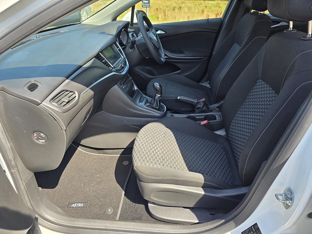 Vauxhall Astra I Turbo Design White #4