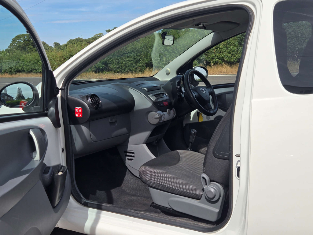 Toyota Aygo Vvt-i Ice 68 Silver #24