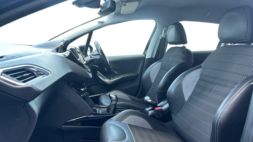 Peugeot 2008 1.2 Puretech Allure Black #3