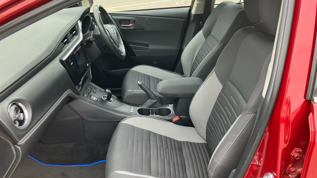 Toyota Auris 1.8 Vvt-h Business Edition Red #5