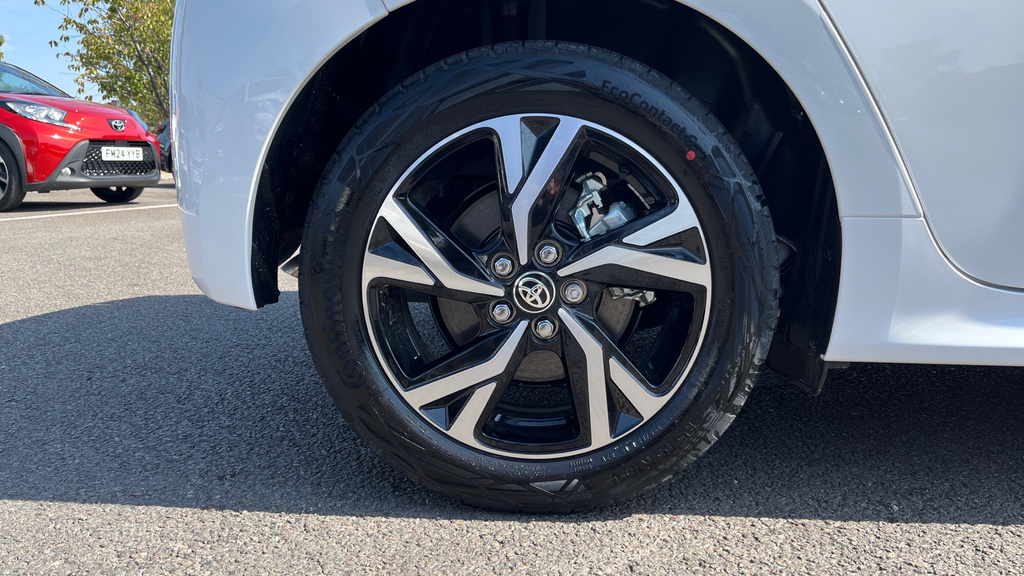Toyota Yaris 1.5 Hybrid Icon Cvt  #44