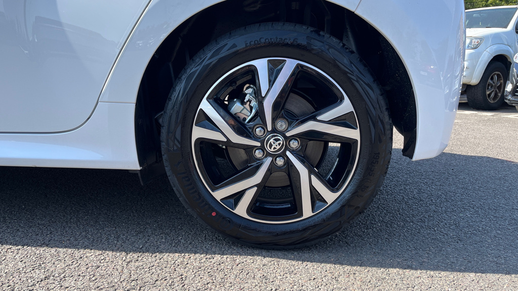 Toyota Yaris 1.5 Hybrid Icon Cvt  #38