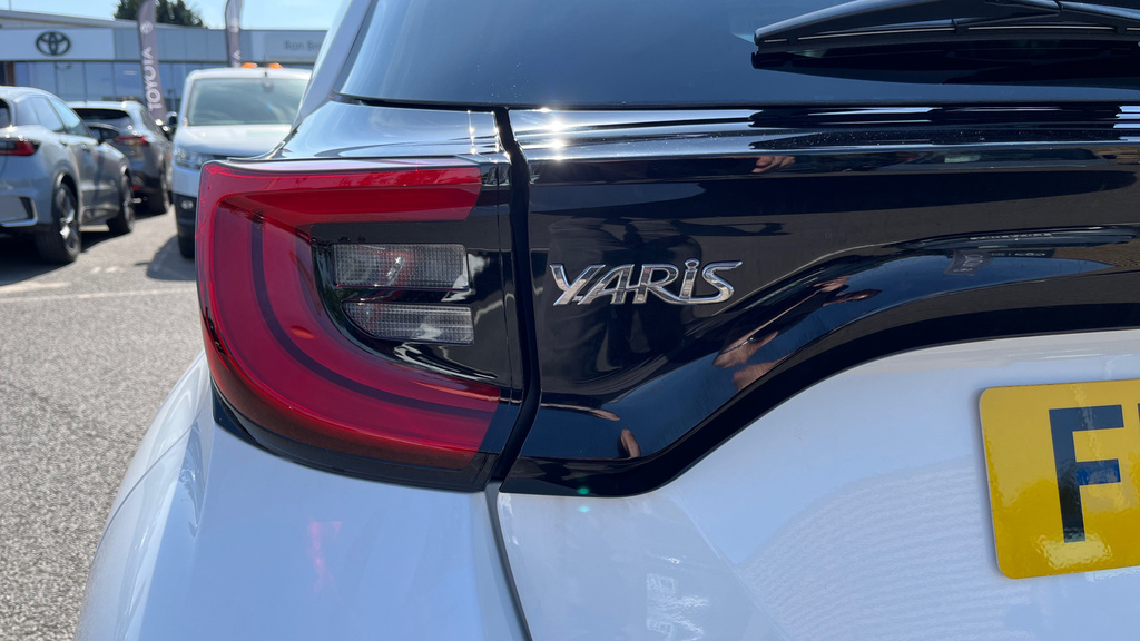Toyota Yaris 1.5 Hybrid Icon Cvt  #21