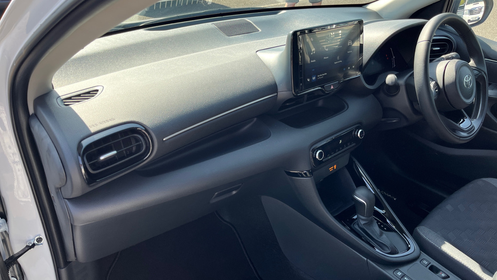 Toyota Yaris 1.5 Hybrid Icon Cvt  #30
