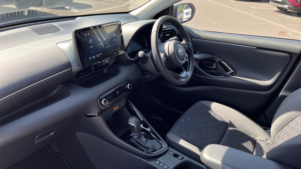 Toyota Yaris 1.5 Hybrid Icon Cvt  #29