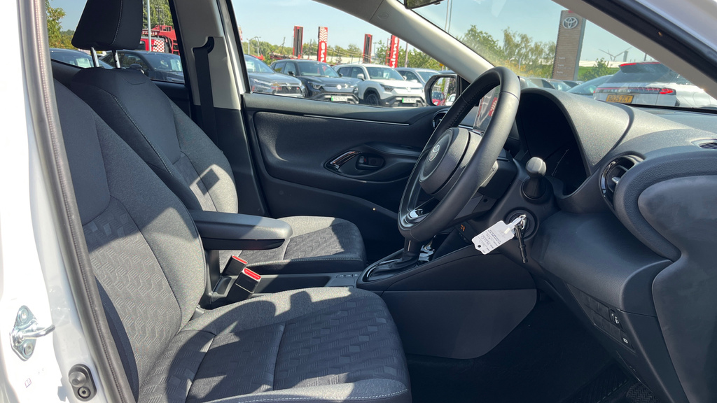 Toyota Yaris 1.5 Hybrid Icon Cvt  #12