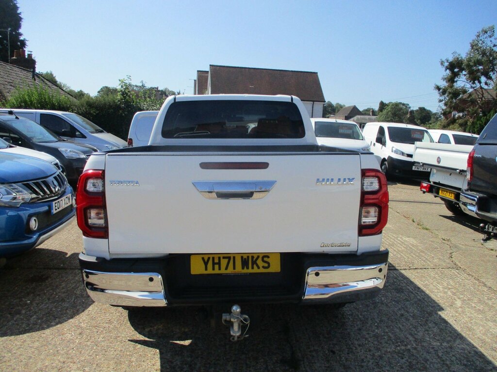 Toyota HILUX 2.8 D-4d Invincible 4Wd Euro 6 Ss White #4
