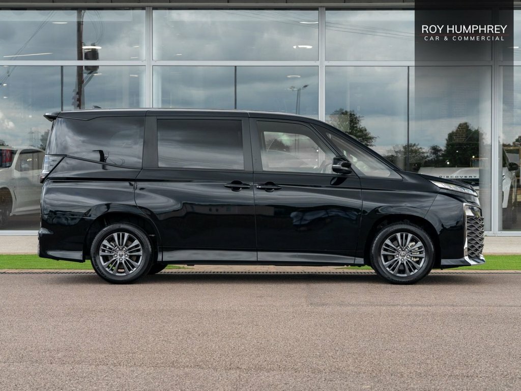 Toyota Noah Mpv Black #3