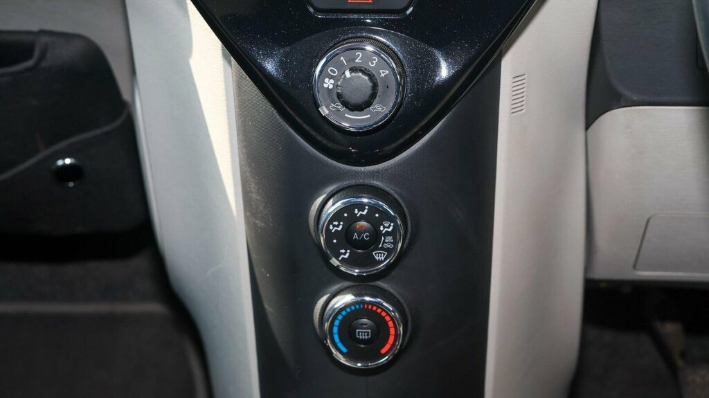 Toyota IQ Hatchback Hatchback 2008 - 2015 201161 Silver #9