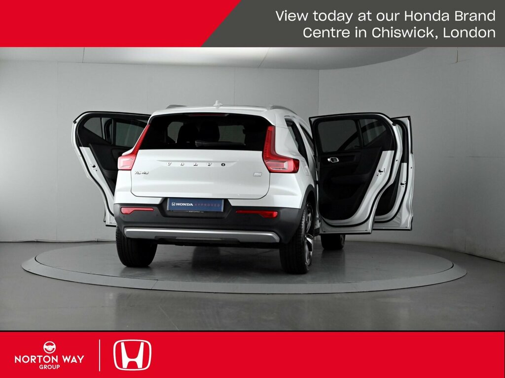 Volvo XC40 1.5 T3 163 Momentum Geartronic Black #52