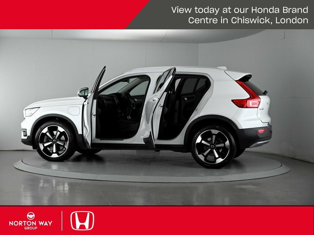 Volvo XC40 1.5 T3 163 Momentum Geartronic Black #43