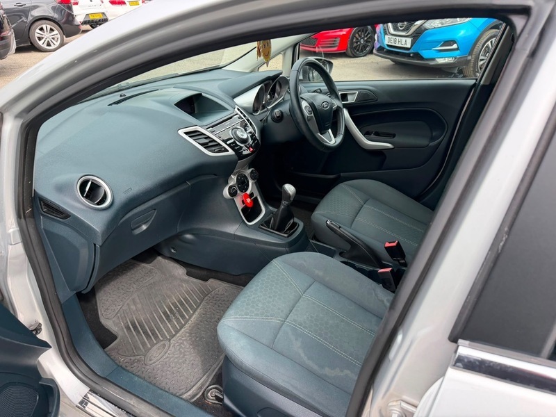 Ford Fiesta Titanium Silver #6