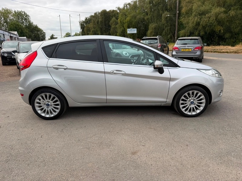 Ford Fiesta Titanium Silver #5