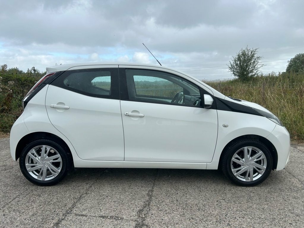 Toyota Aygo 1L X-pression White #2