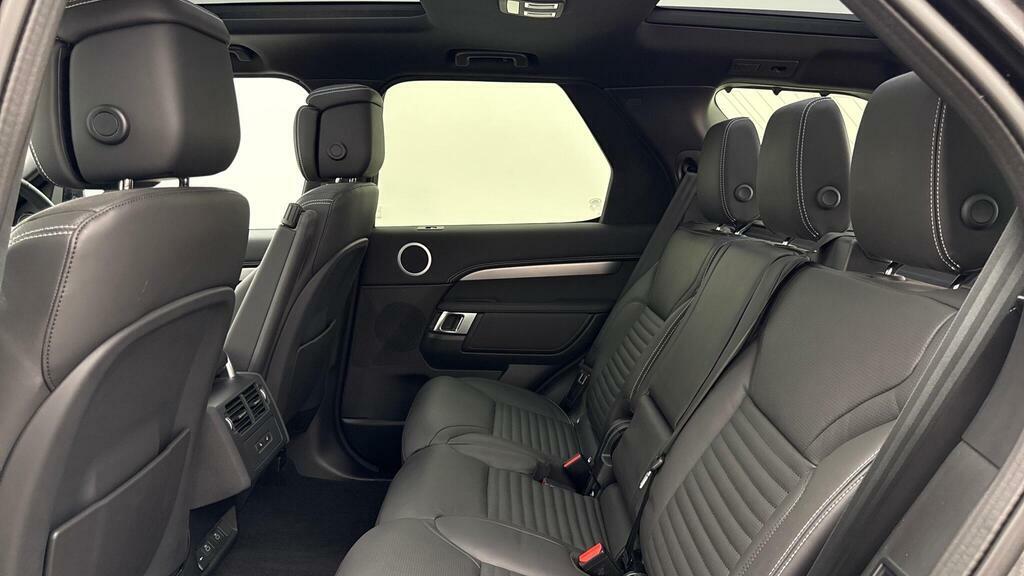 Land Rover Discovery 3 .0 D350 Dynamic Hse Black #4