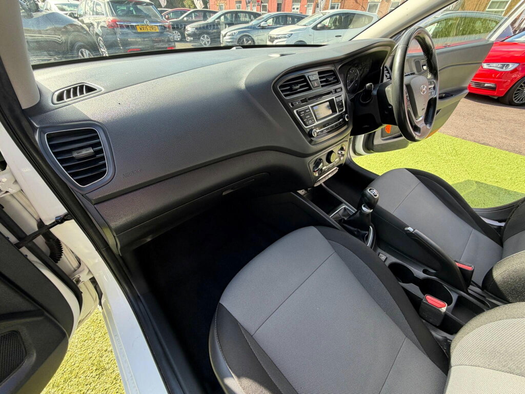 Hyundai I20 1.2 S Air 75 Ps White #30
