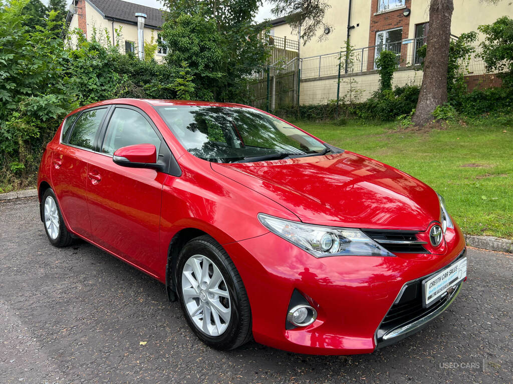 Toyota Auris 1.4 D-4d Icon Red