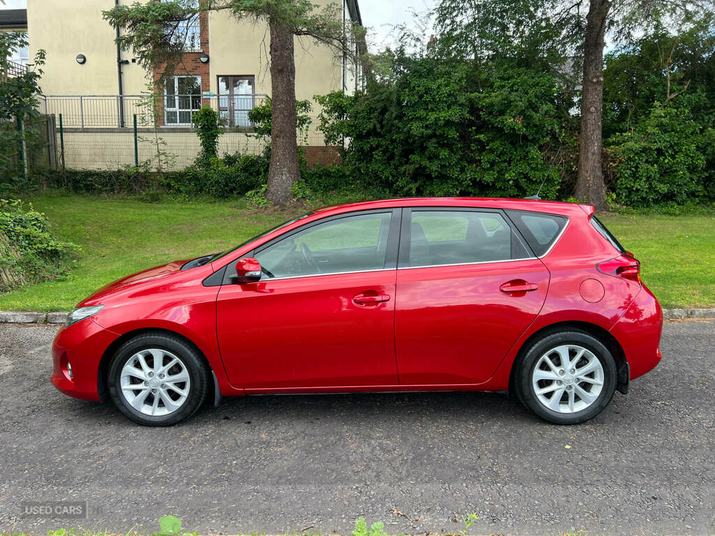 Toyota Auris 1.4 D-4d Icon Red #4