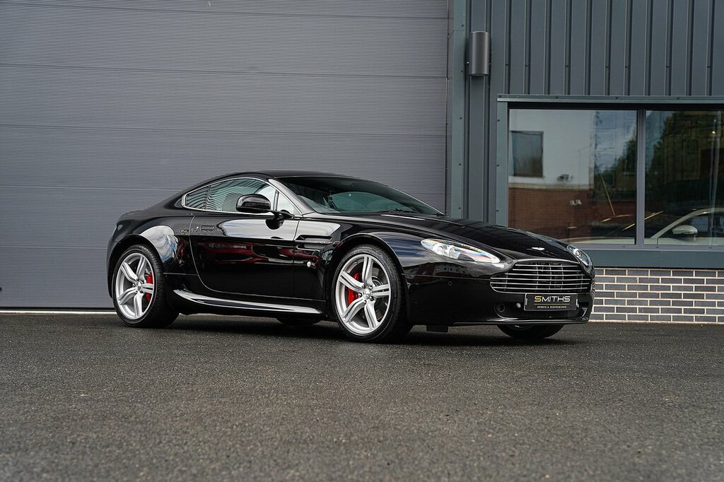 Aston Martin Vantage V8 Black