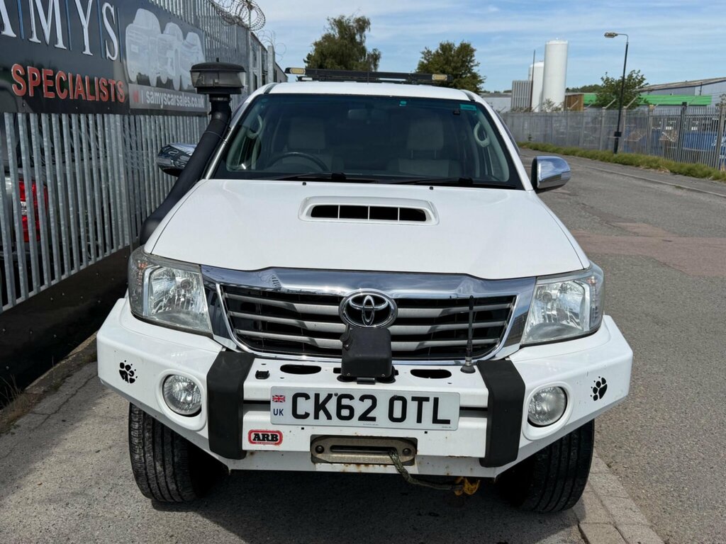 Toyota HILUX 3.0 D-4d Invincible 4Wd White #2