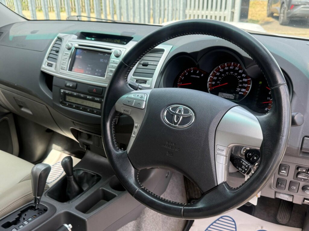 Toyota HILUX 3.0 D-4d Invincible 4Wd White #6