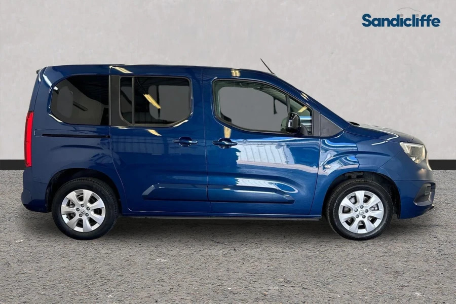 Vauxhall Combo-e Life Combo Life 100Kw Se 50Kwh 7 Seat Estate Blue #3