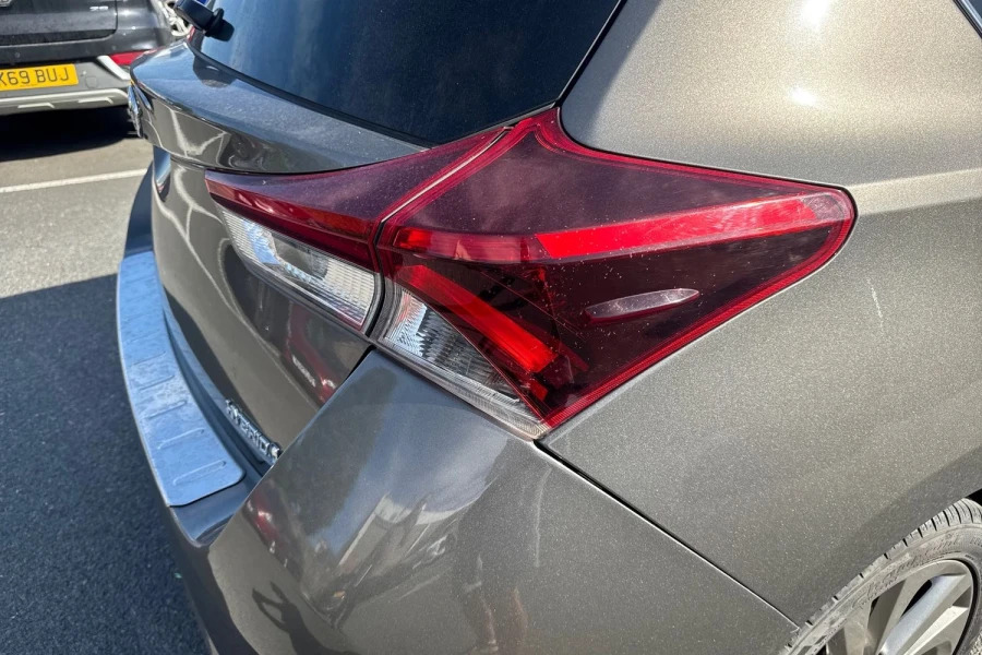 Toyota Auris Vvt-h Design Cvt Euro 6 Red #17