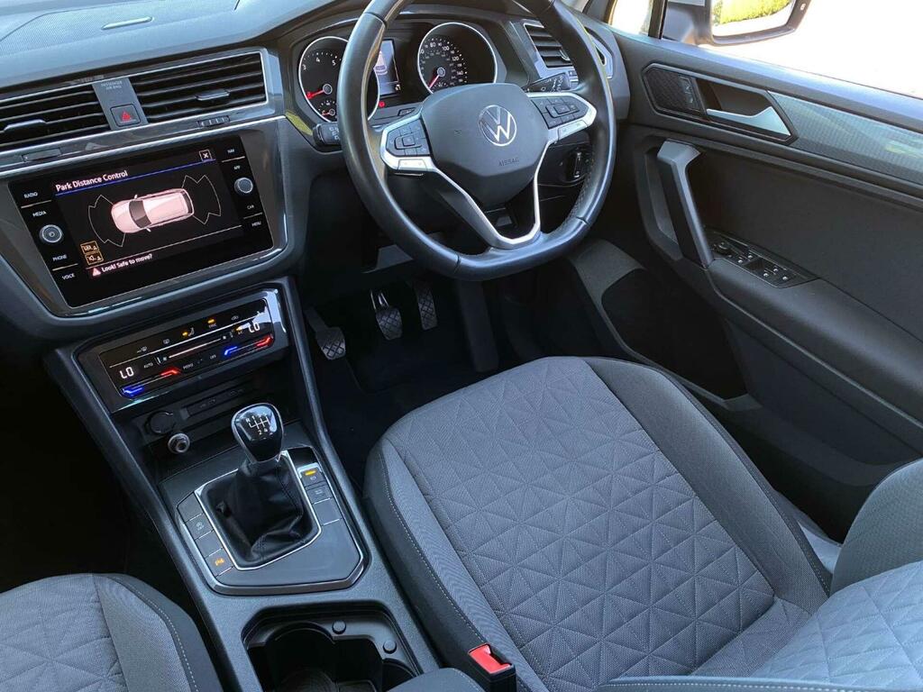 Volkswagen Tiguan Life YC22XPZ Silver #2