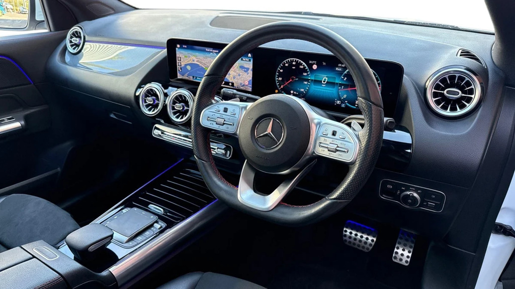 Mercedes-Benz GLA Class Gla 200 Amg Line Premium White #3