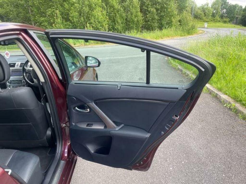 Toyota Avensis Red #27