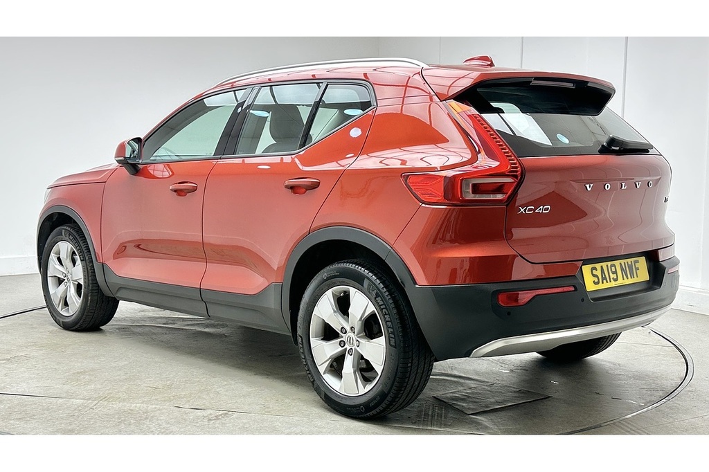 Volvo XC40 T3 Momentum Pro Red #5