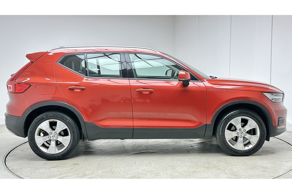 Volvo XC40 T3 Momentum Pro Red #4