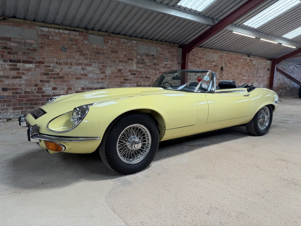 Jaguar E-Type Convertible 5.3 Yellow