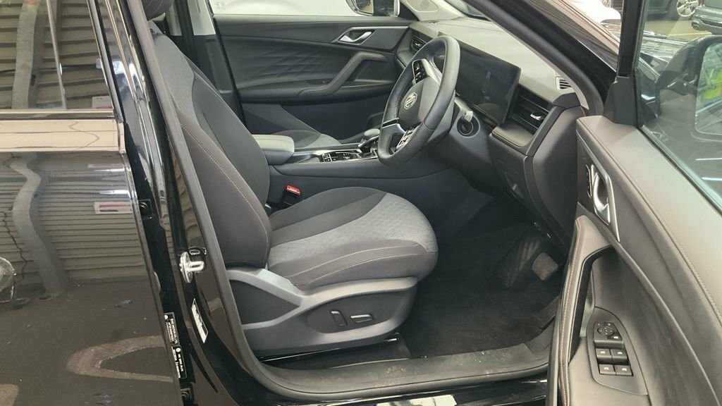 MG HS 1.5L Se Black #3