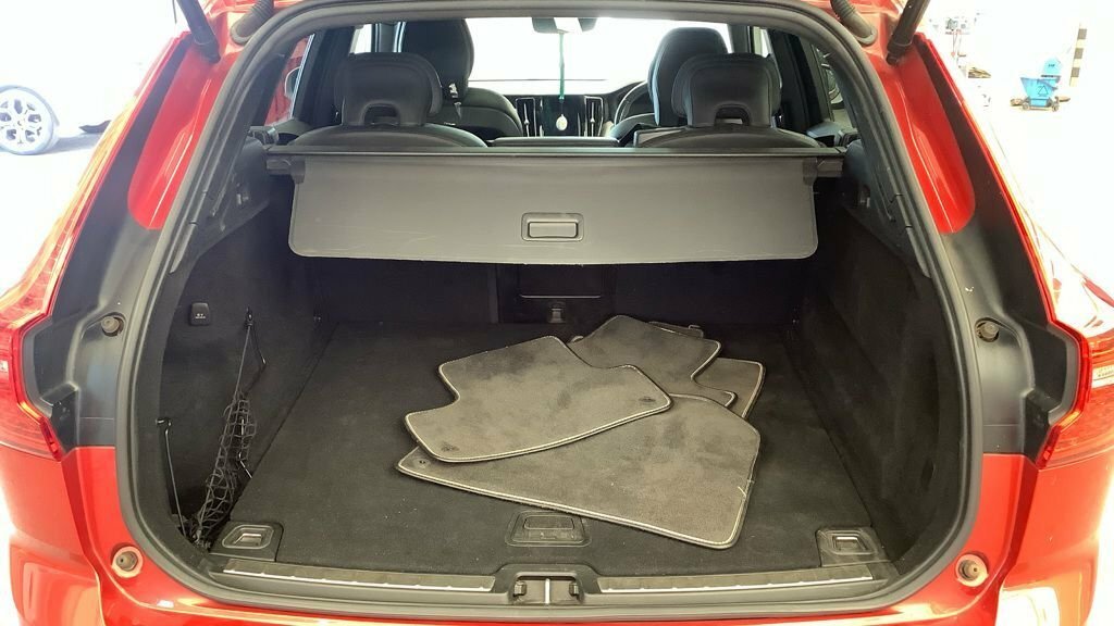 Volvo XC60 2L R-design Red