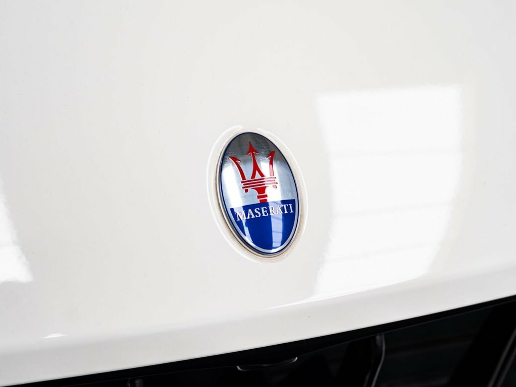 Maserati Levante 3L Gransport Nerissimo White #4