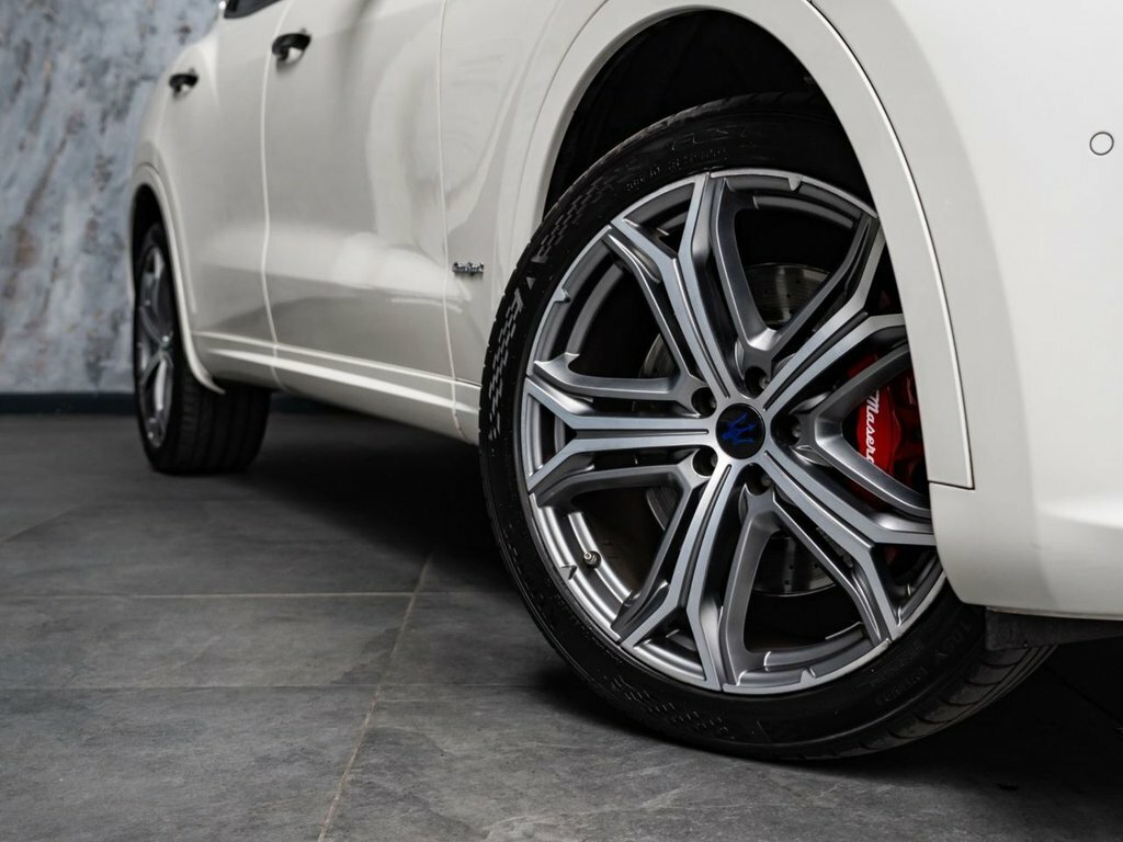 Maserati Levante 3L Gransport Nerissimo White #5