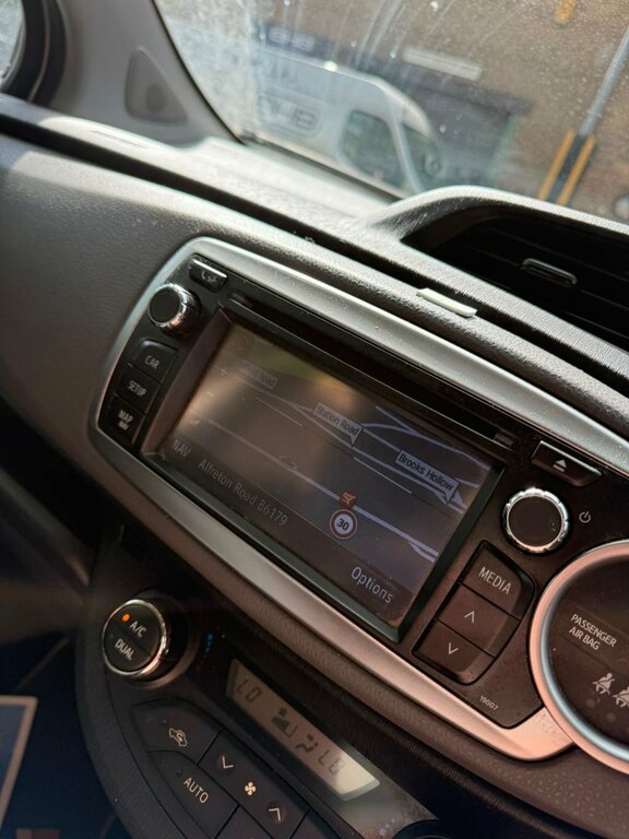 Toyota Yaris Vvt-i Trend White #11