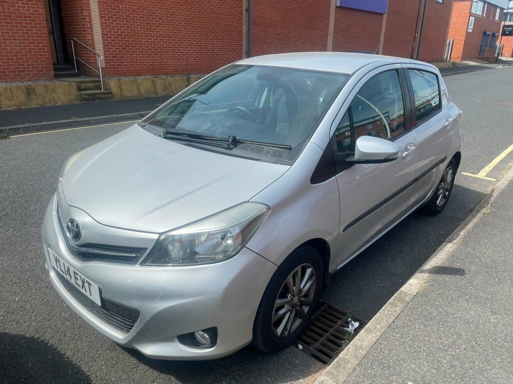 Toyota Yaris Vvt-i Trend White #1