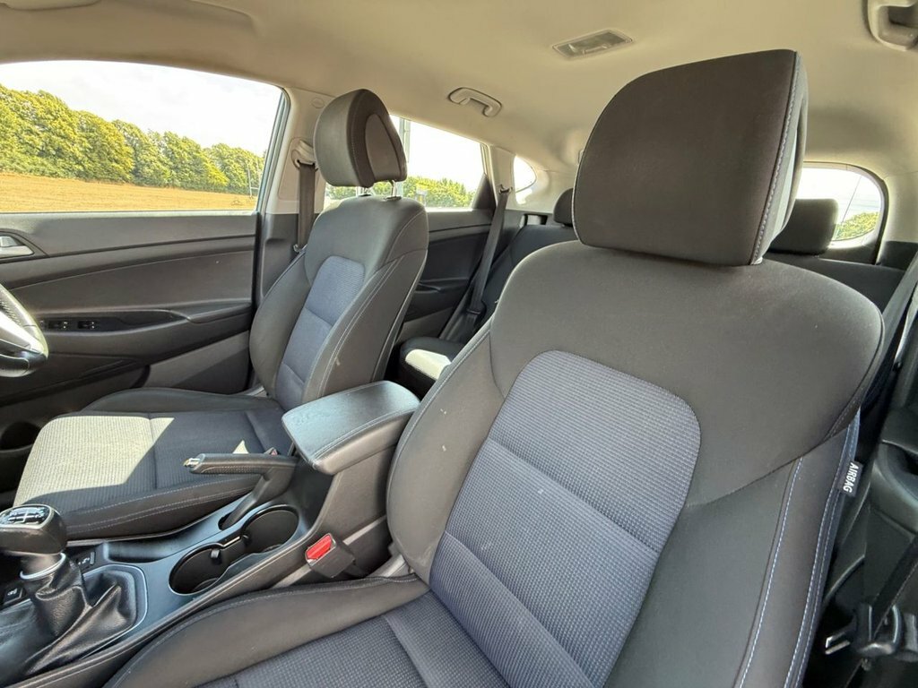 Hyundai Tucson Crdi Premium 5-Door Beige #45
