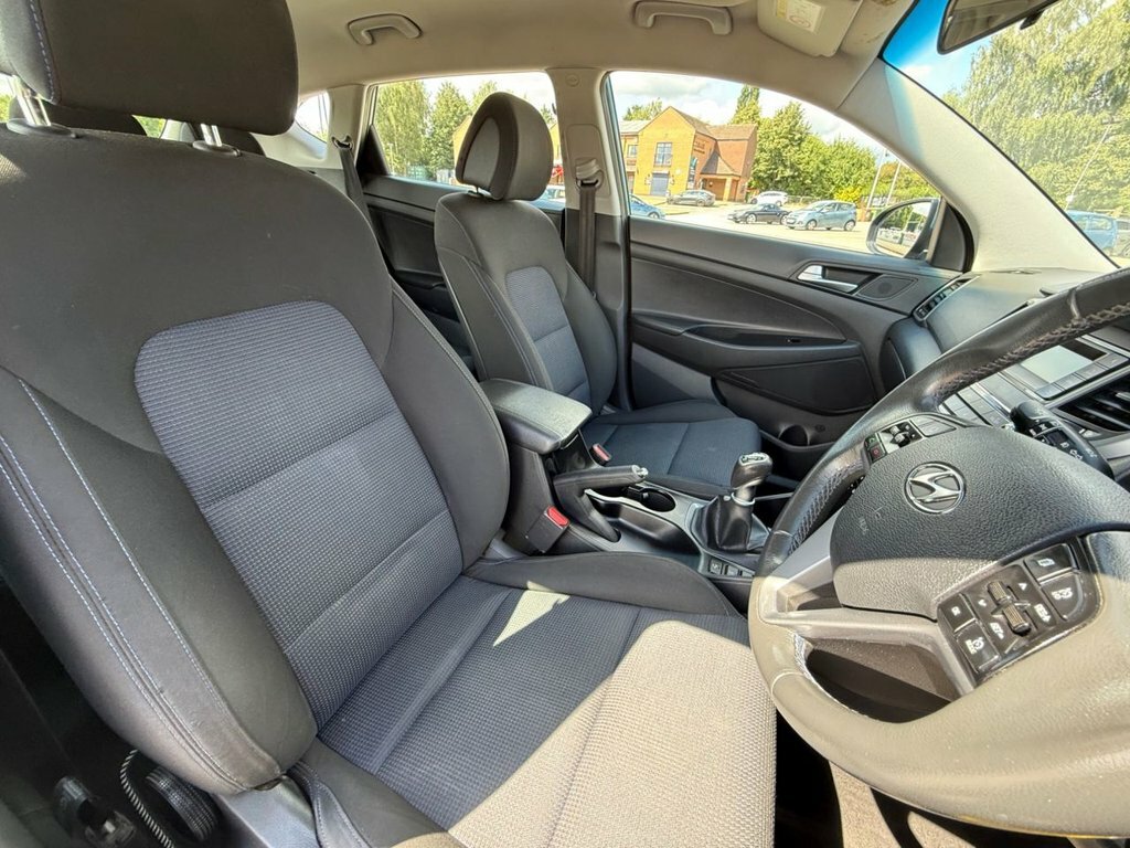 Hyundai Tucson Crdi Premium 5-Door Beige #3