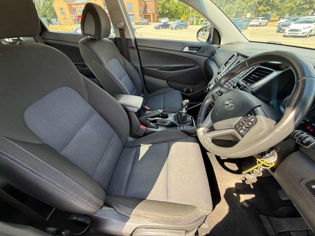 Hyundai Tucson Crdi Premium 5-Door Beige #14