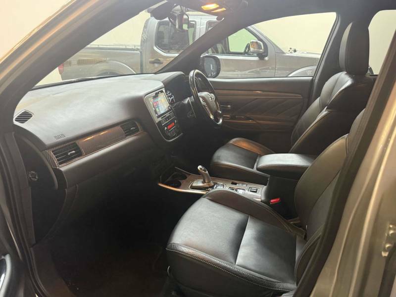 Mitsubishi Outlander 2.4 Outlander 4H Phev Cvt 4Wd Silver #2
