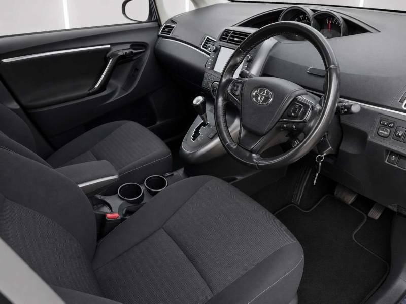 Toyota Verso 2017 1.6 V-matic Icon Mpv Euro 6 Red #10