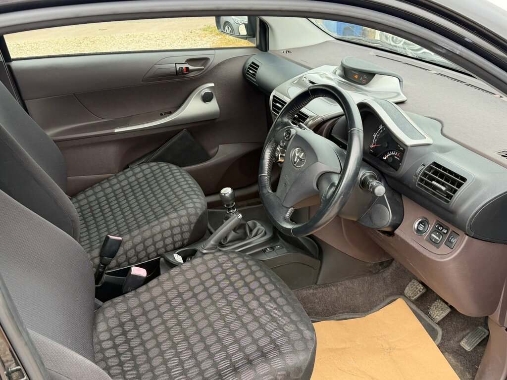 Toyota IQ Hatchback Vvt Black #2