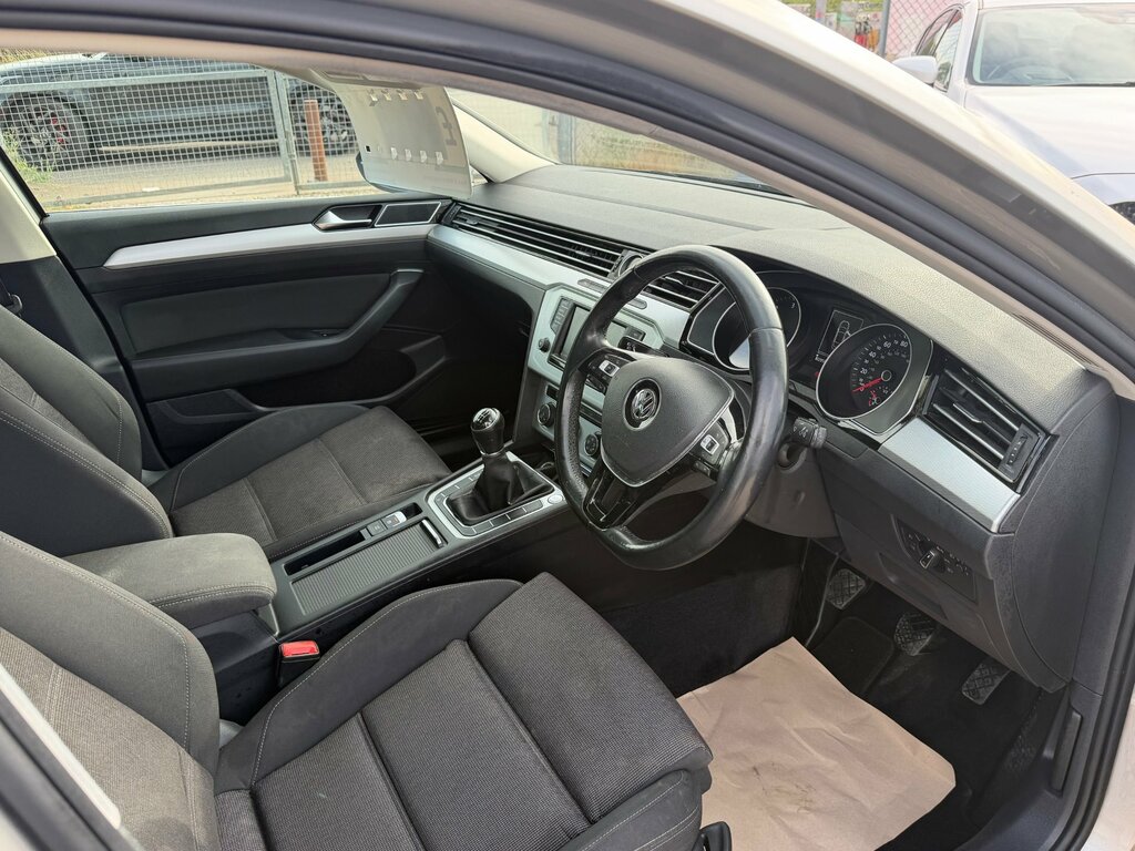 Volkswagen Passat 1.6 Tdi Bluemotion Tech Se Business Saloon Silver #4