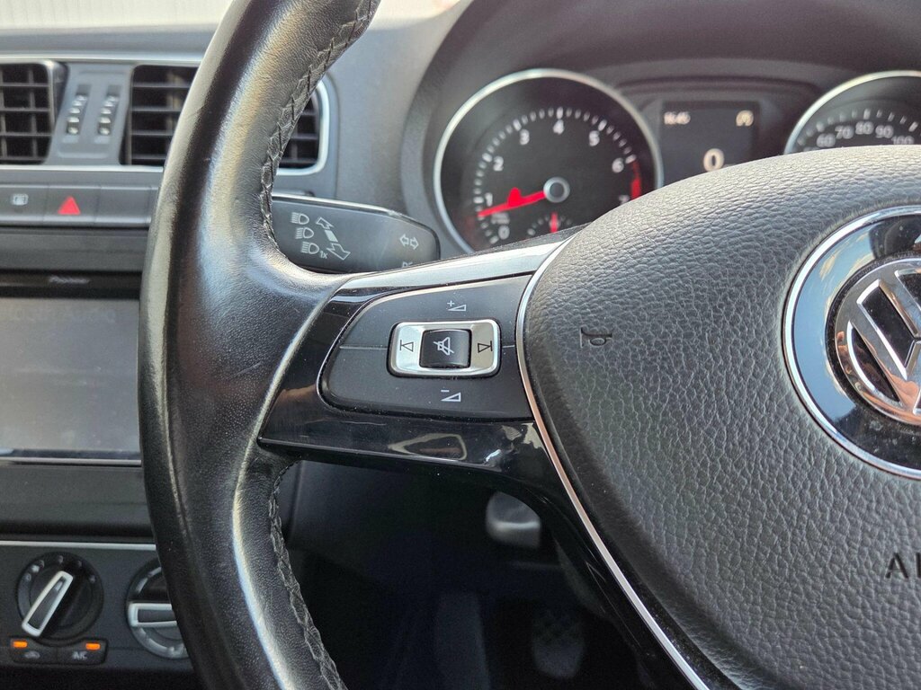 Volkswagen Polo 1.0 Se 74 Bhp Red #32