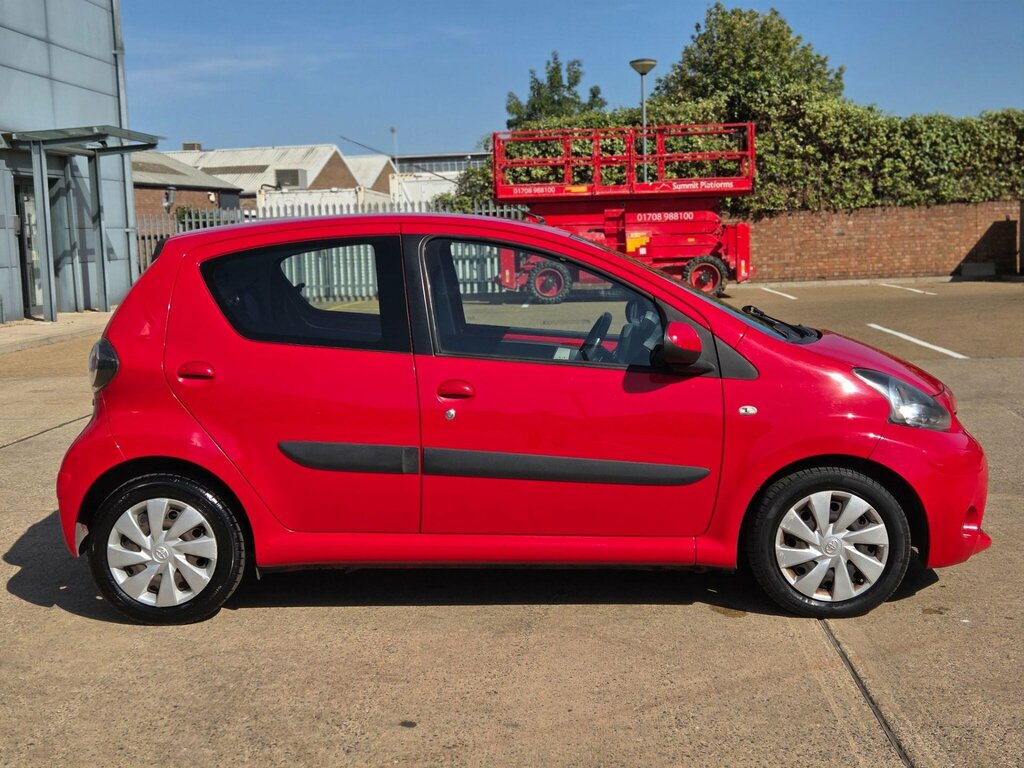 Toyota Aygo 1.0 Vvt-i X-play 69 Bhp White #11